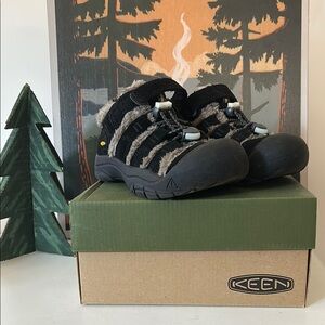 Keen Black and Gray Fur-Lined Shoes